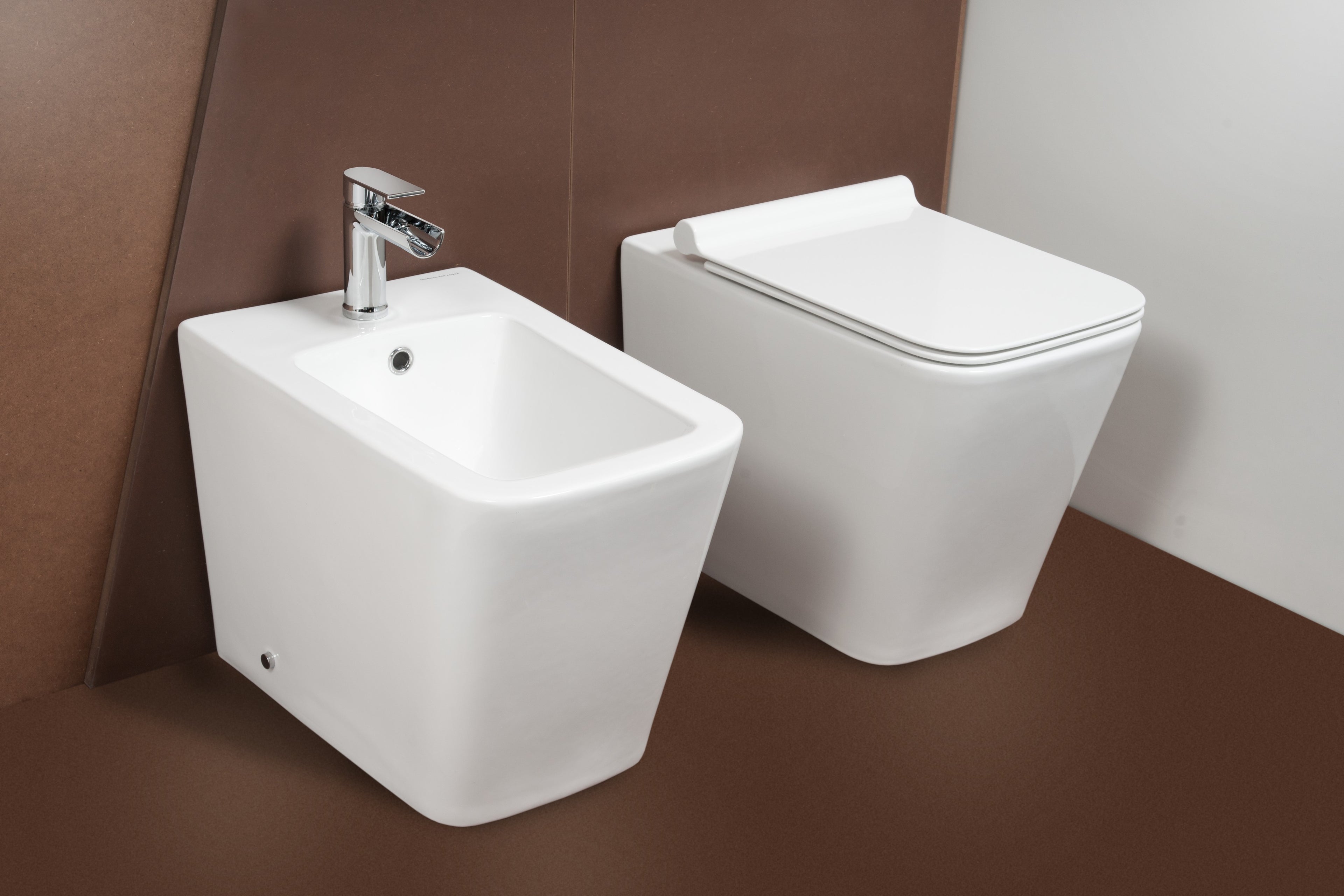 Vaso Igienico Quadrato a Pavimento Senza Brida 54 cm Bianco Lucido