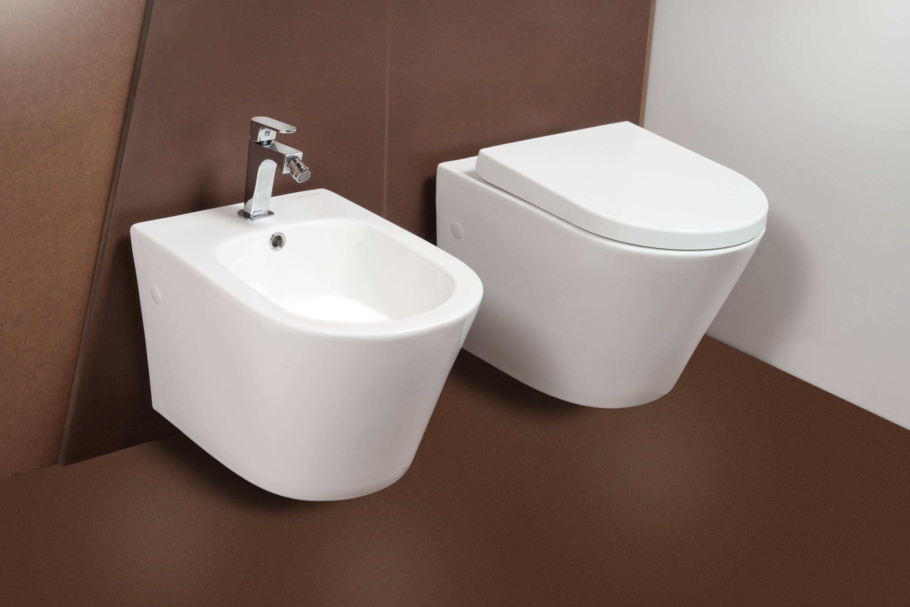 Vaso Igienico Tondo Sospeso Senza Brida 56 cm Bianco Lucido